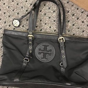 Woman’s fashionable  Black tote w zipper Preowned